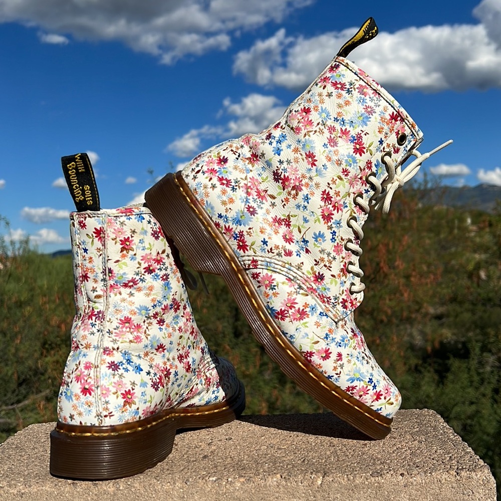 🌸 Dr. Martens Vintage Pointed Toe Floral Boots 🌸 - Picture 5 of 17